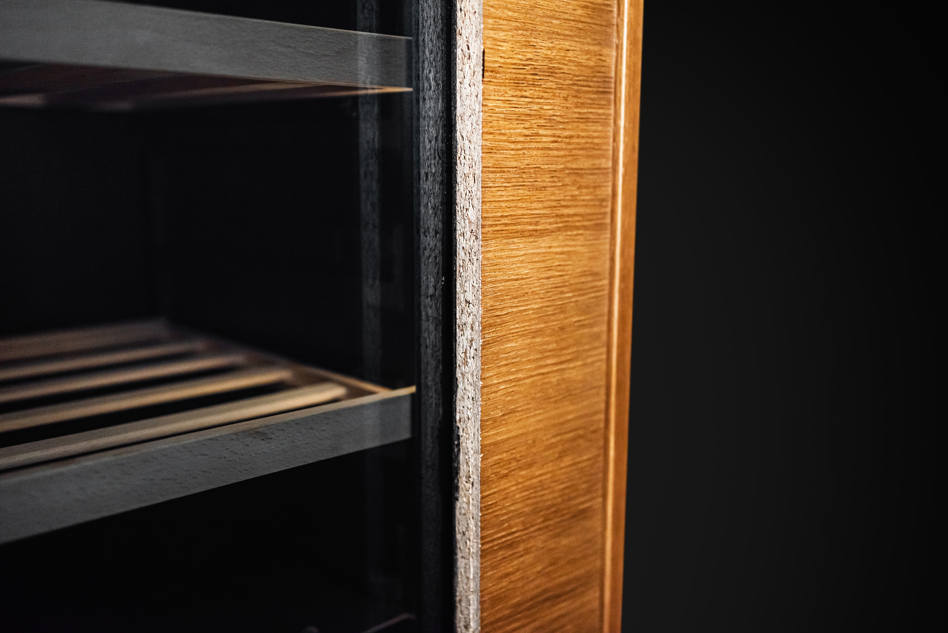 Såga enligt markeringarna för att forma en exakt ram.